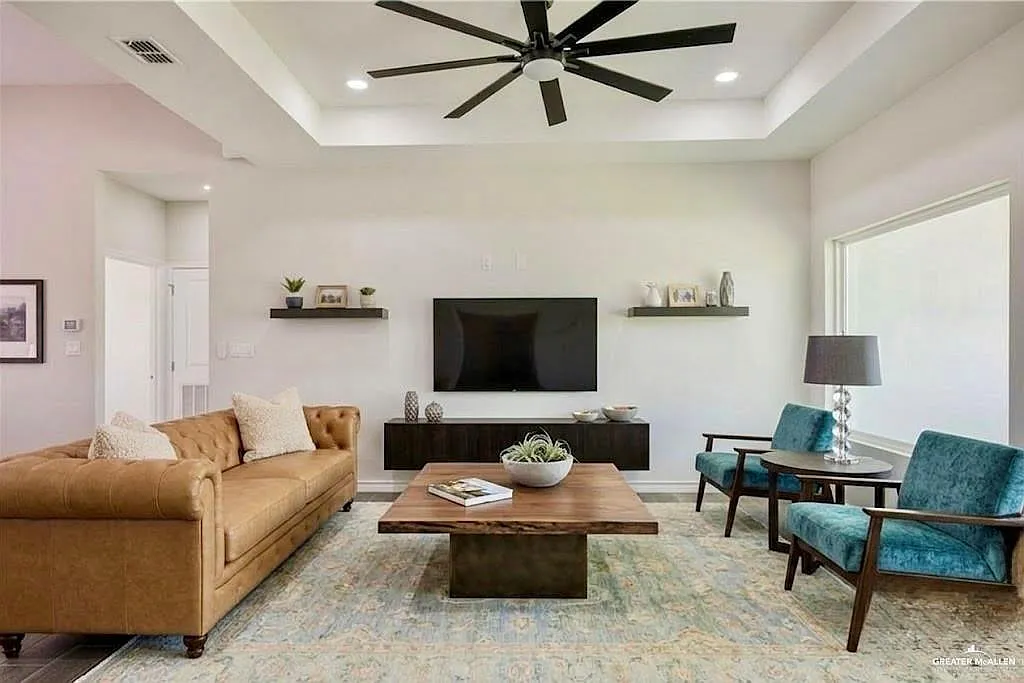 3 bed, 2.0 bath, 1603 sqft, $2,000 — Photo 2