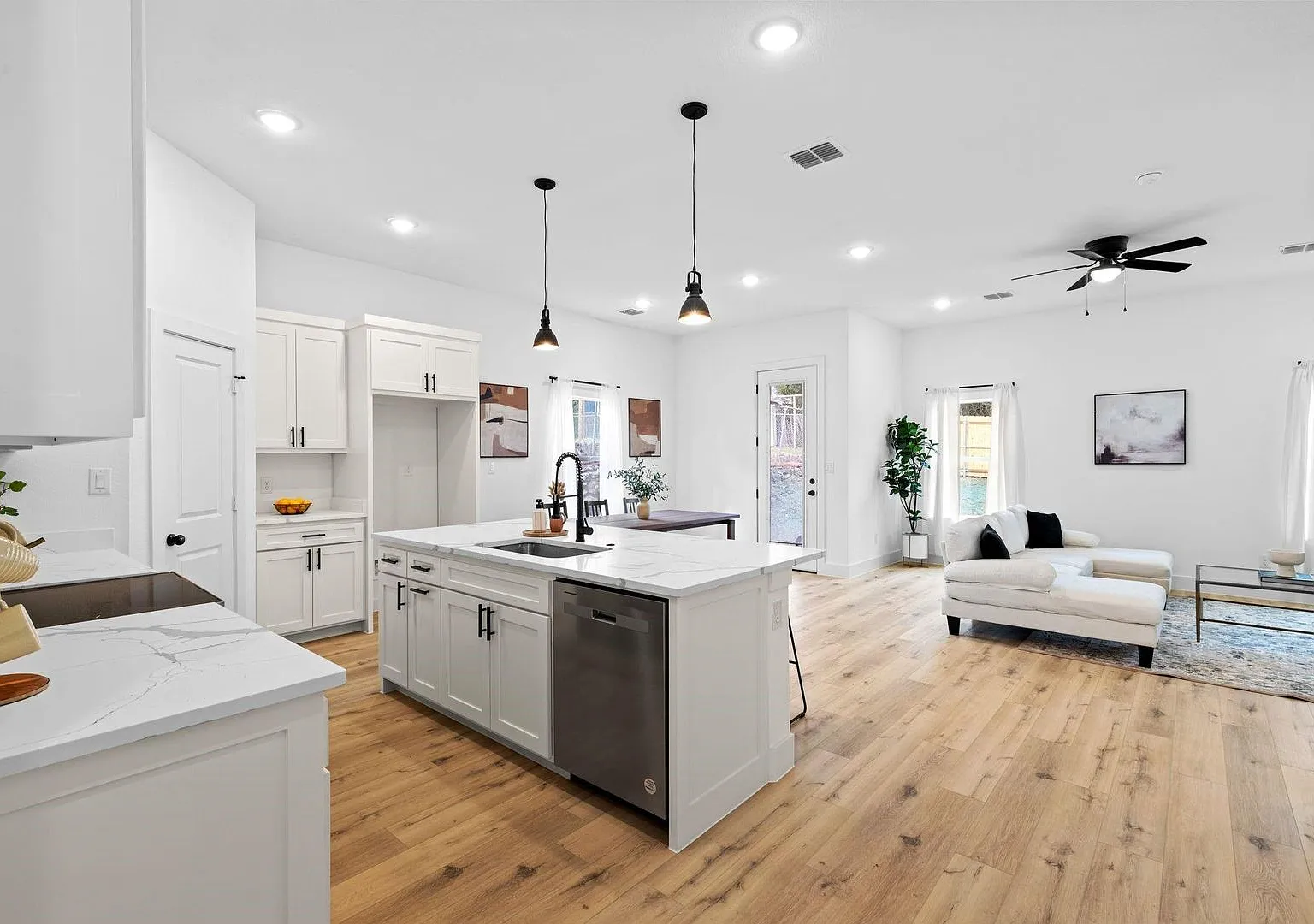 Practically New Craftsman Home in Central Ft Worth — Photo 2