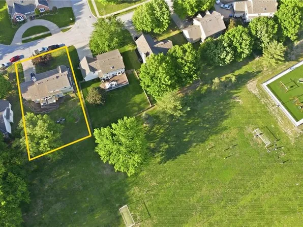 509 NE Olympic Ct, Lees Summit, MO 64064