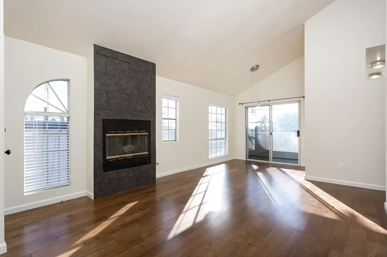 2 bed, 863 sqft, $3,595 — Photo 3