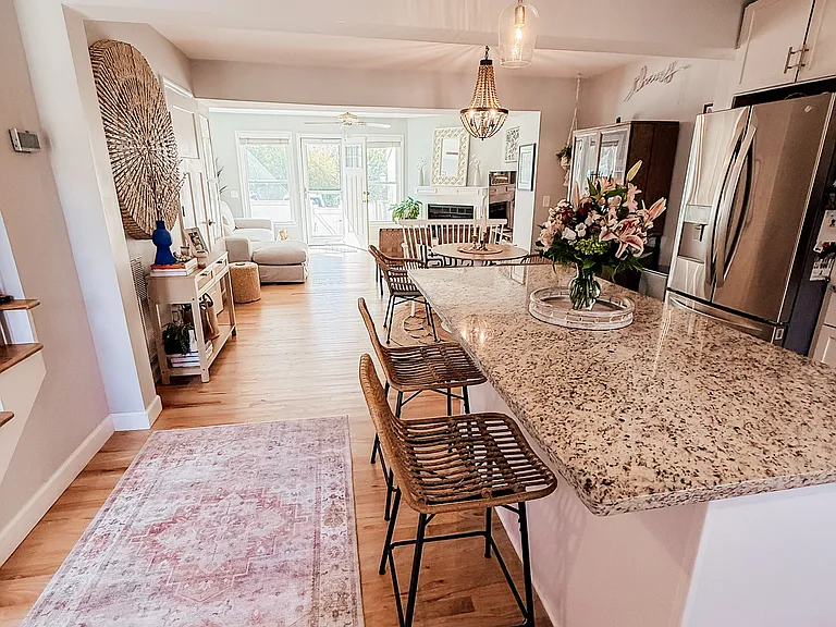 832 Colony Dr — Photo 3
