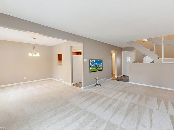 3rd image of 214 Deepwood Dr