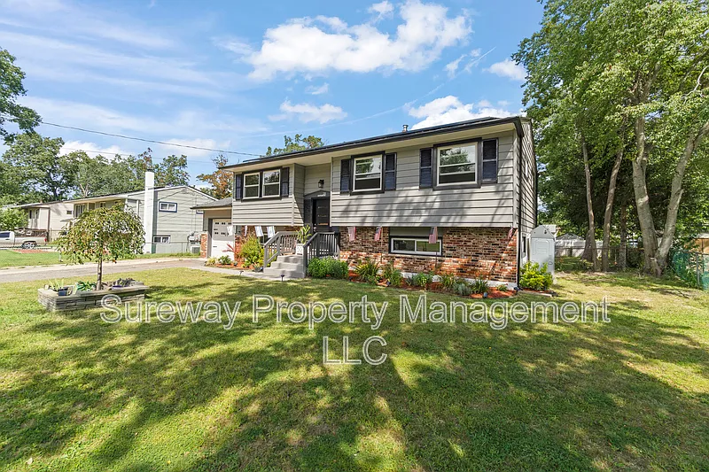 4 bed, 1.5 bath, 1888 sqft, $3,000 — Photo 3