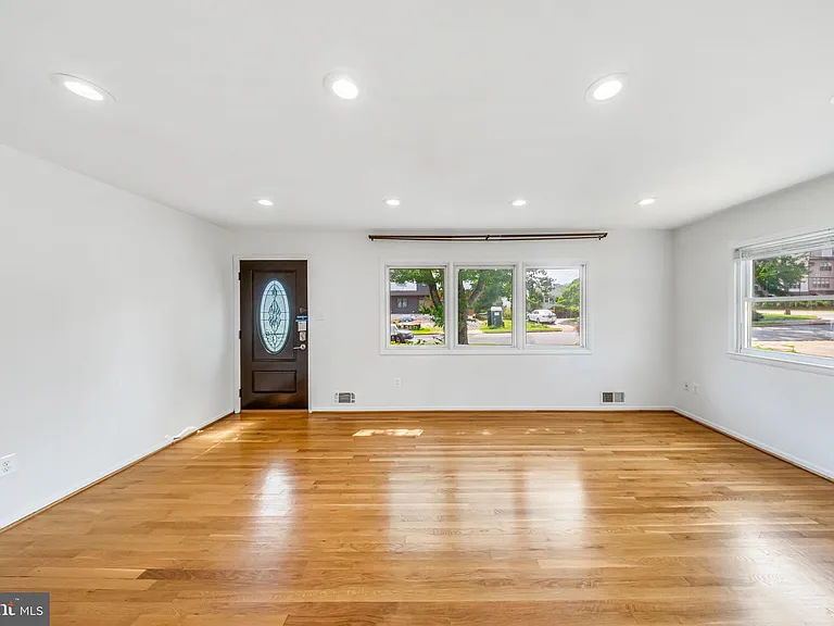 7411 Tillman Dr — Photo 5