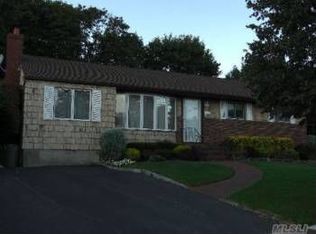17 Sheli Dr, Old Bethpage, NY 11804