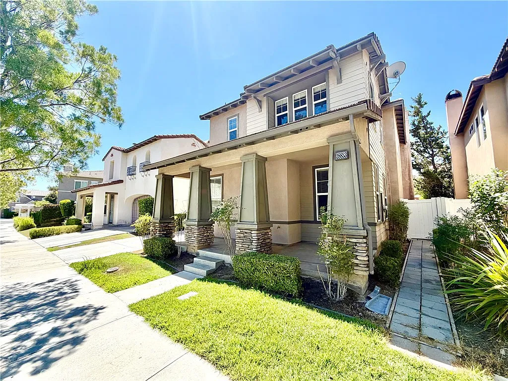 4 bed, 2.5 bath, 2101 sqft, $3,300 — Photo 2