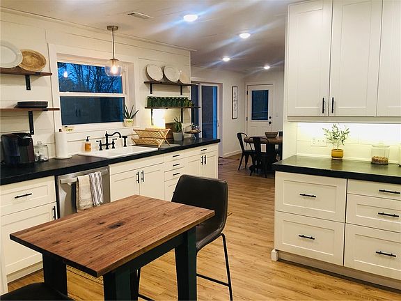 5th image of 1052 Madison St #1265
