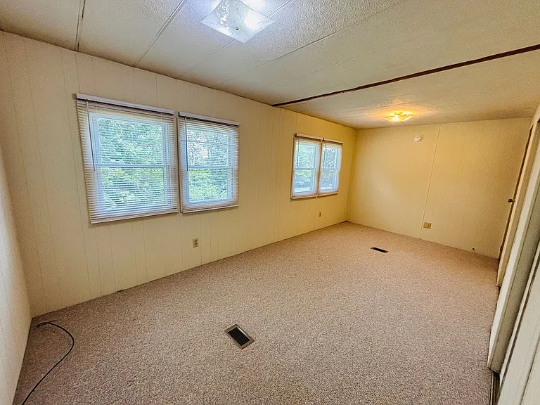 465 Underwood St — Photo 13