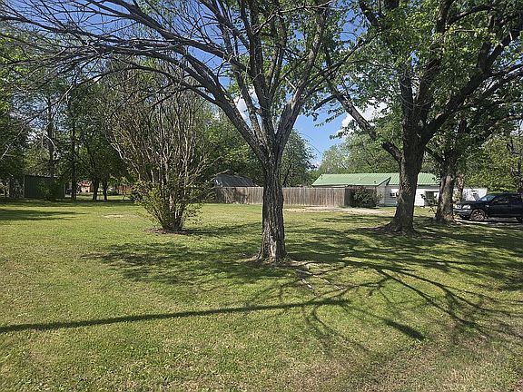 3rd image of 520 NW Main St