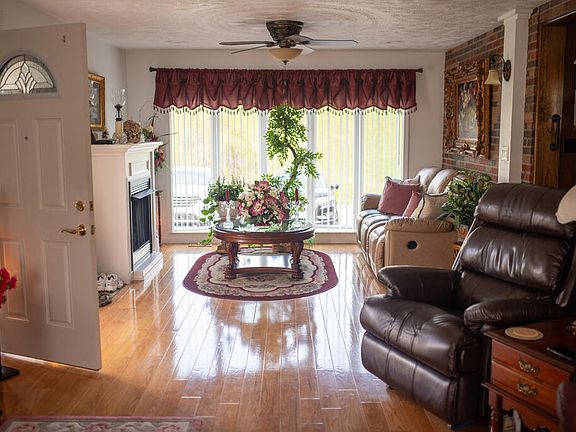 4th image of 26 Woodbriar St