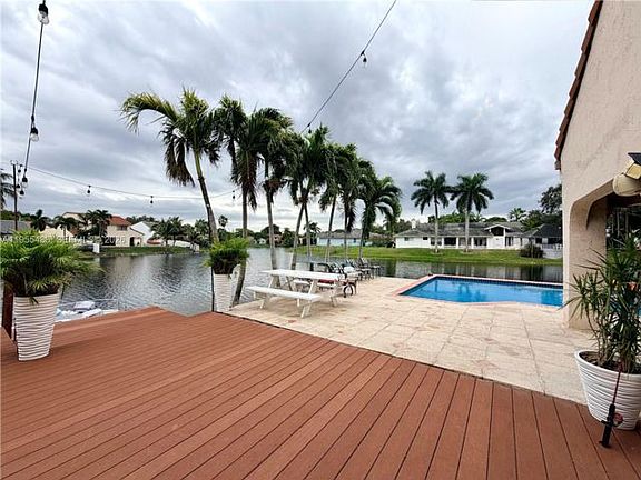 4th image of 2865 Begonia Way
