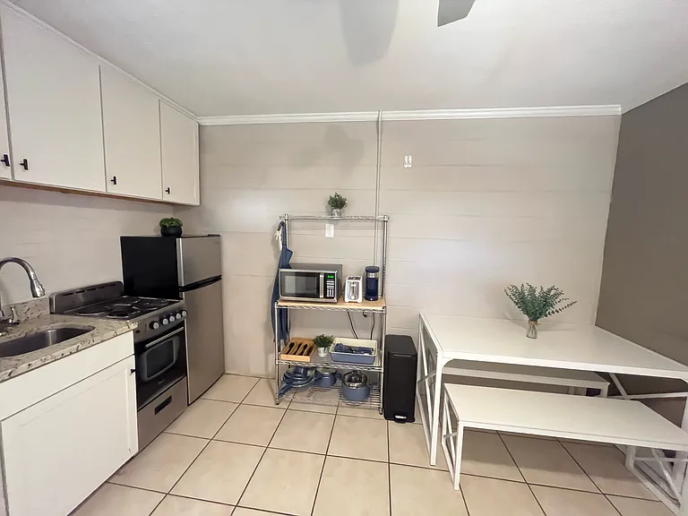 402 S Holly St — Photo 3