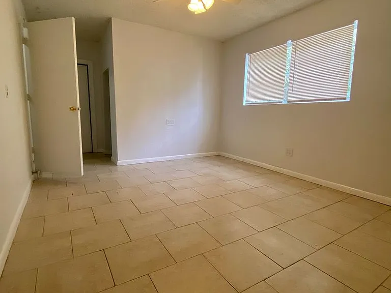 1312 Saxon Blvd — Photo 12