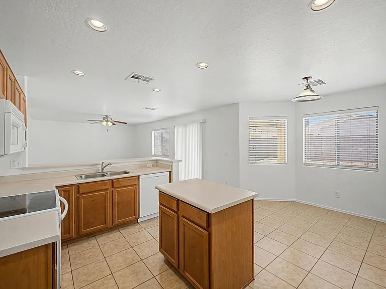 16818 W Marshall Ln — Photo 5