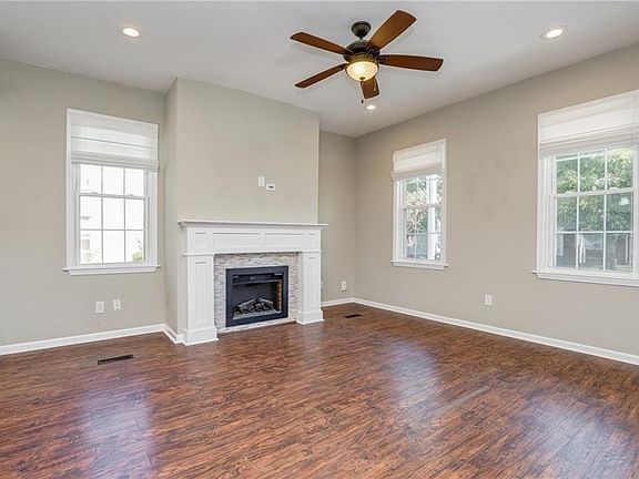 3rd image of 212 Elm Ave