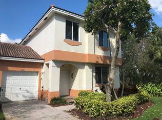 6627 Hidden Cove Dr, Davie, FL 33314