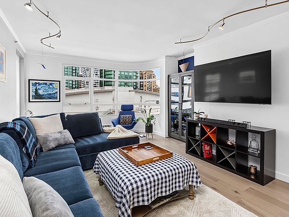 3rd image of 403 Main St #816