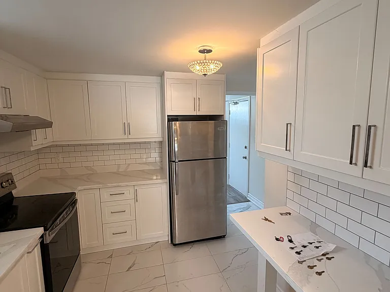 451 Leslie St — Photo 5