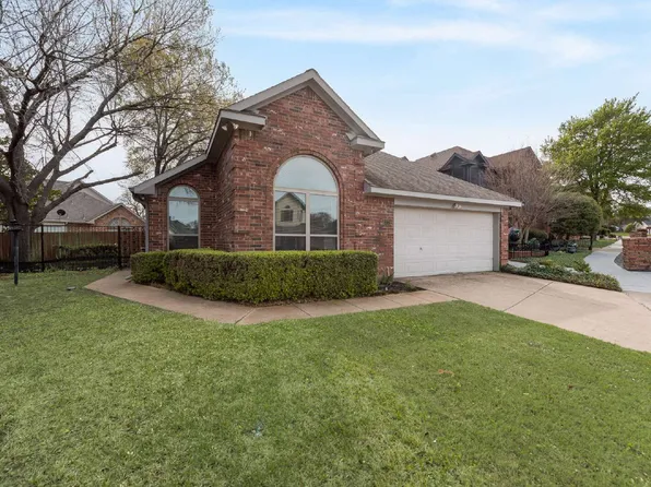 1220 Royal Crescent Dr, Bedford, TX 76021