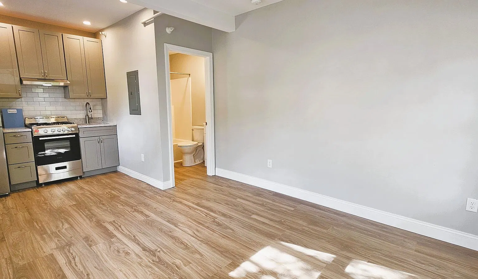 31 Marble Ave — Photo 2