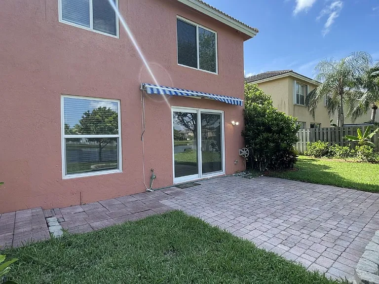 4857 Victoria Cir — Photo 32