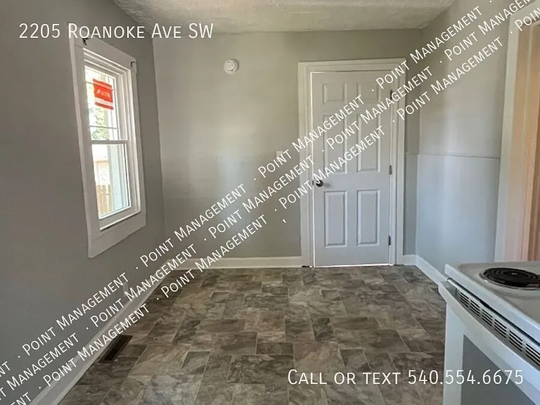 2205 Roanoke Ave SW — Photo 4