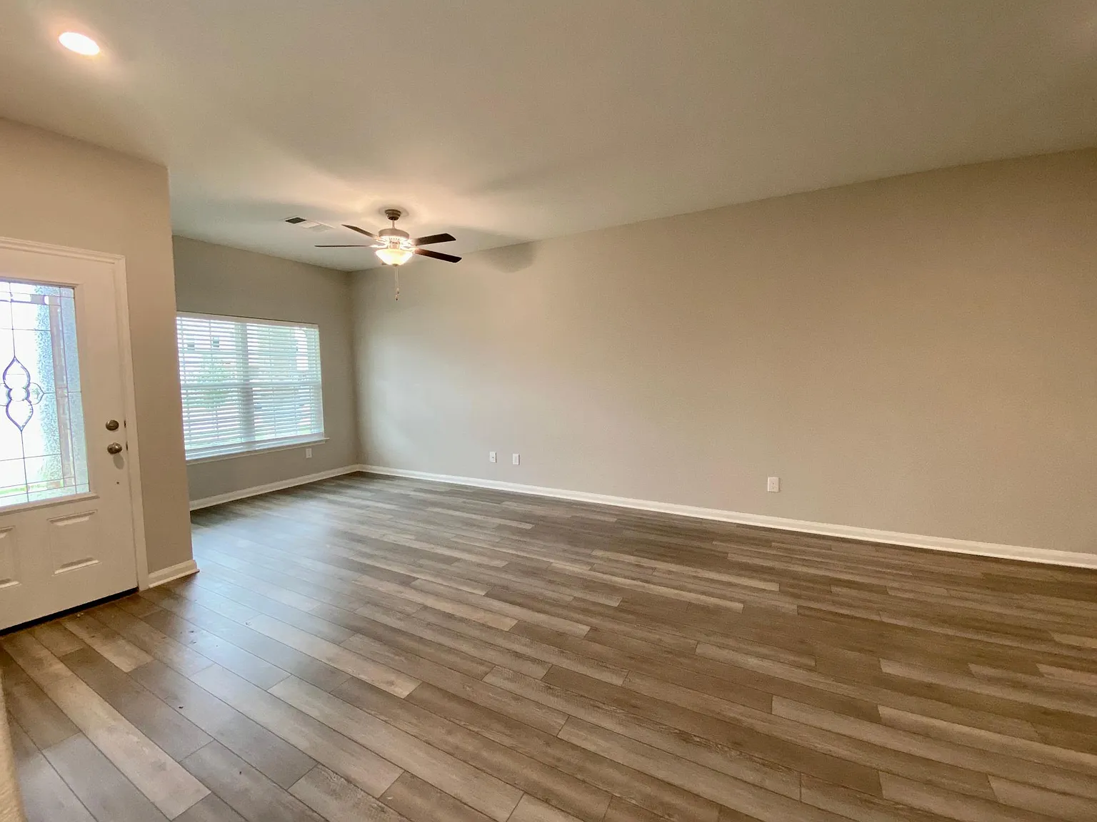 5 bed, 2.5 bath, 2543 sqft, $2,250 — Photo 2