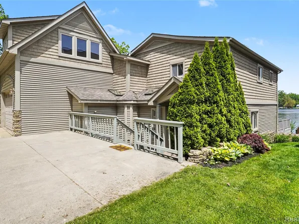 8390 Peninsular Dr, Fenton, MI 48430