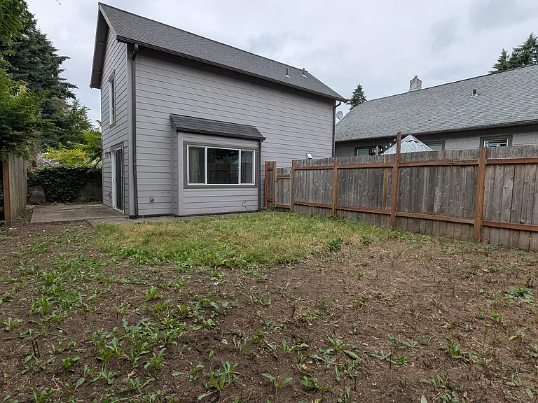 724 NE Holland St #B — Photo 11
