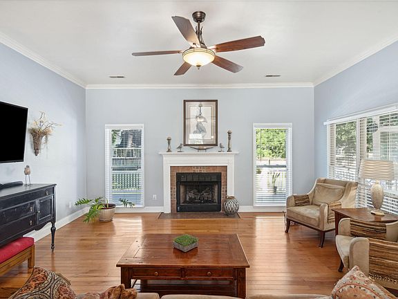 4th image of 123 Essex Dr