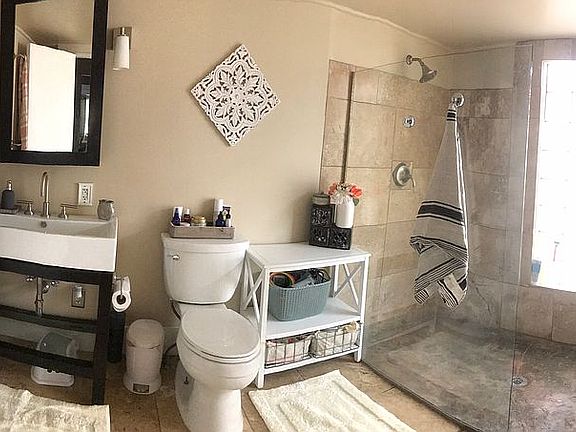 Masterbath w/double shower