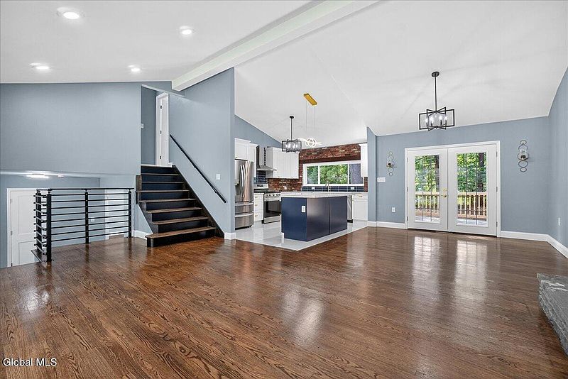 4th image of 7 Colonie Avenue