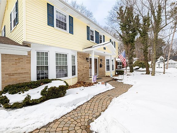 4th image of 190 Courtly Cir