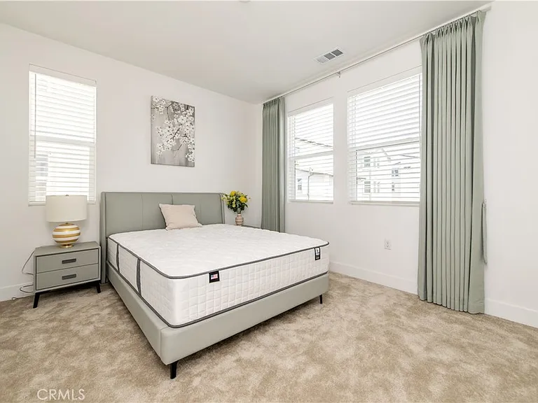 243 Yerba — Photo 16