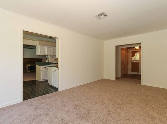 Huge dining room seats 10 or more