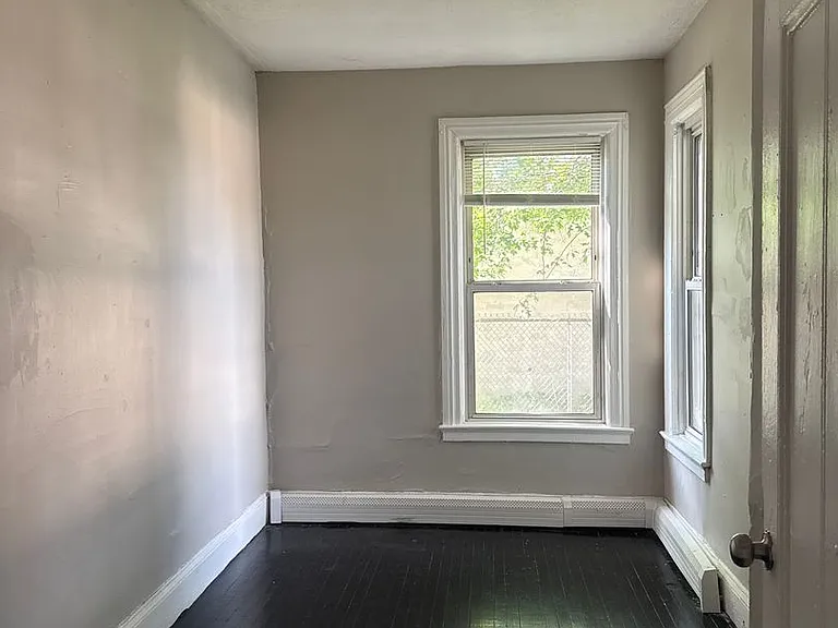865 Eddy St — Photo 4