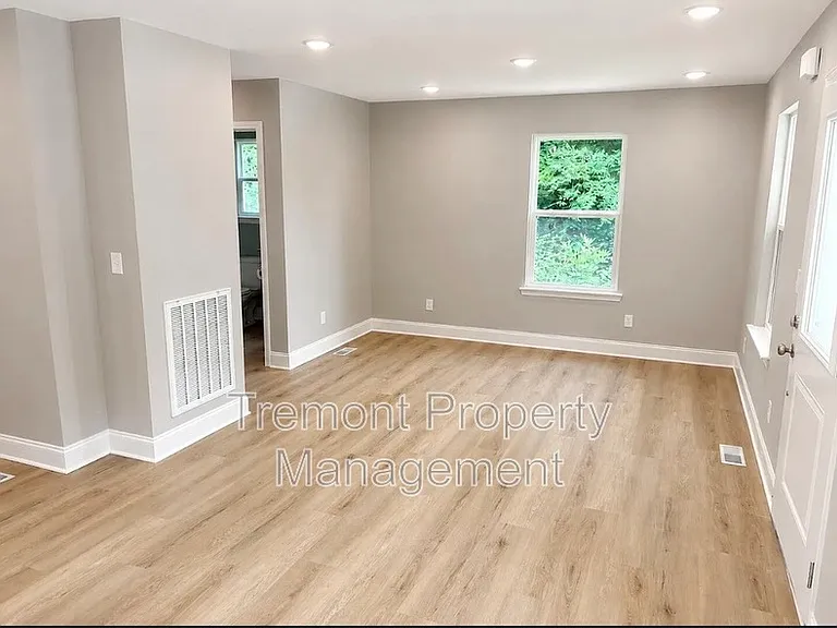 2620 E 21st St — Photo 3