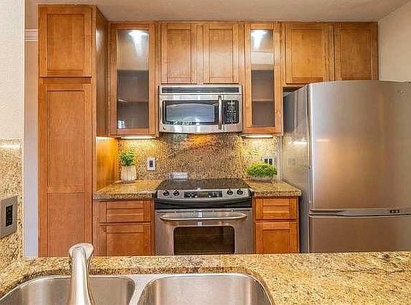 3rd image of 665 Dartmore Ln