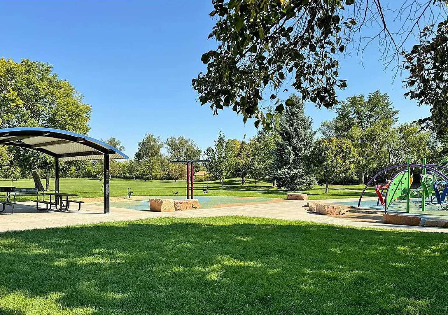 Fully Furnished Updated Turn-Key 2 Bed 1 Bath Condo Off Bike-Path & Next to Park. — Photo 4