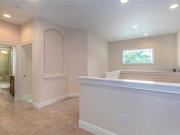 5th image of 716 Sunset Dr