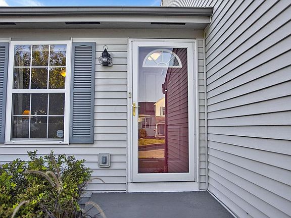 3rd image of 715 Windy Hill Ln