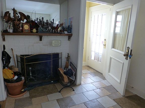 Tiled Entrance & Fireplace