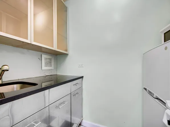 330 East 70th Street image 2 of 6