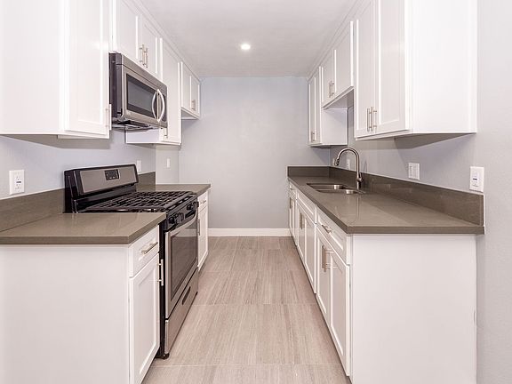 5th image of 916 N Inglewood Ave #11