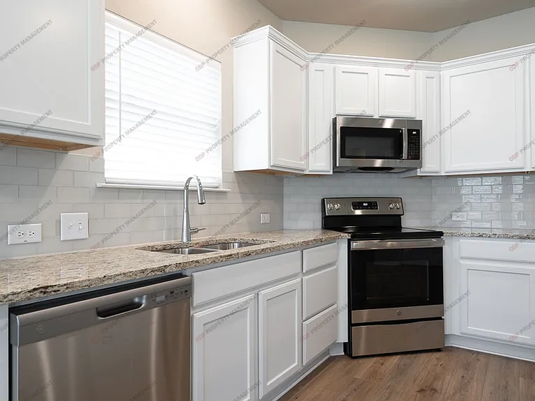 5305 Friars Loop — Photo 4
