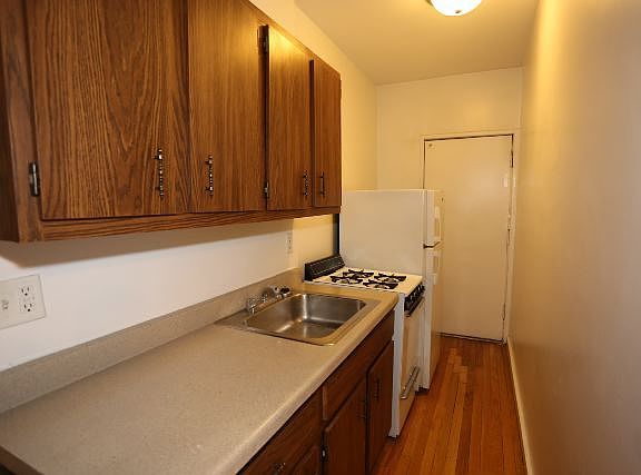 2nd image of 951 W Cornelia Ave APT 1B