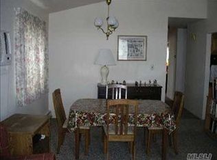7 Stern Ct, Huntington Station, NY 11746