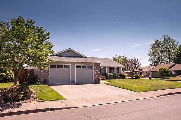 1058 Leeward Ct N photo 1