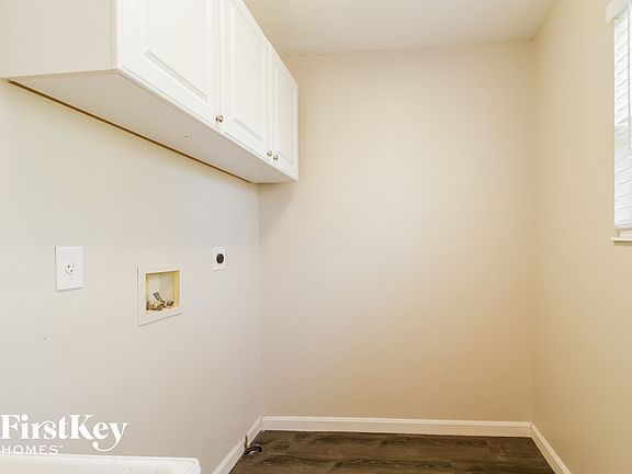 5th image of 557 Clairmont Woods Dr