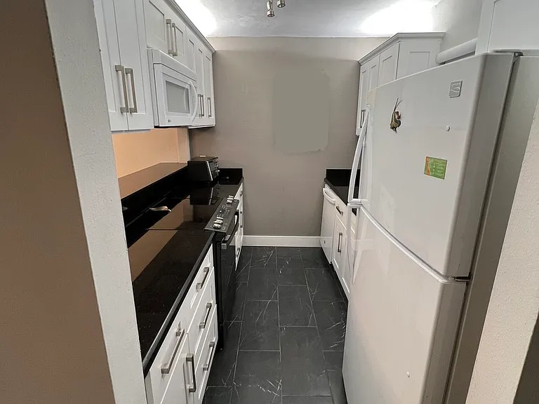 1235 Mariposa Ave #2 — Photo 1